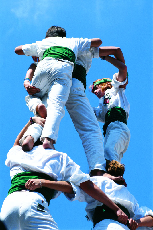 “Els Falcons” de Vilafranca levantando un castell © Turisme de Catalunya Jordi Bastart